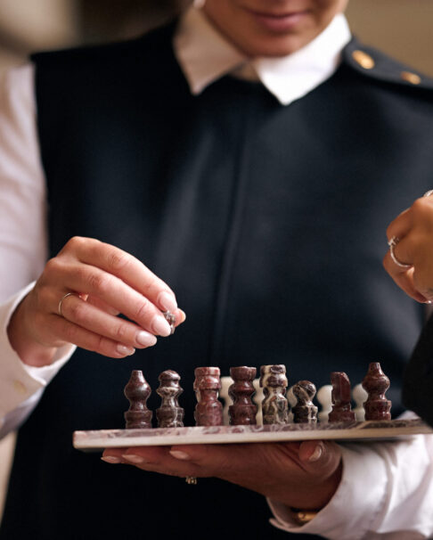 To personer som spiller sjakk som skal illustrere posisjonen man tar i markedet.