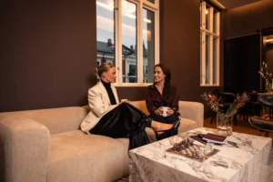 Ansatte i GAGNER sitter i en sofa. 